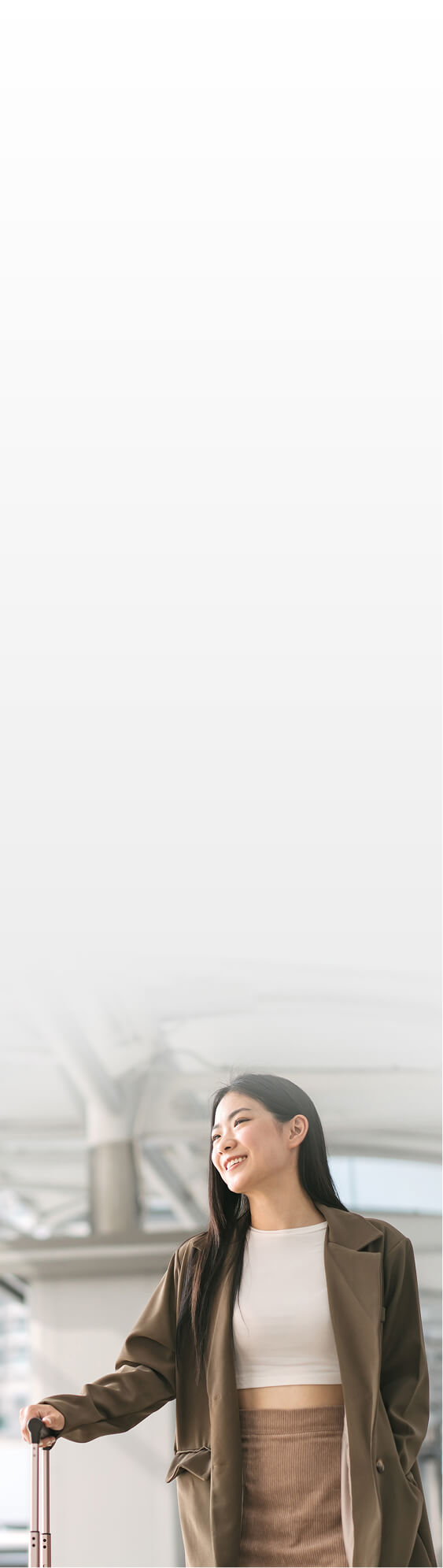 นักท่องเที่ยวสาวกำลังเช็คกรมธรรม์ประกันเดินทางที่สนามบิน