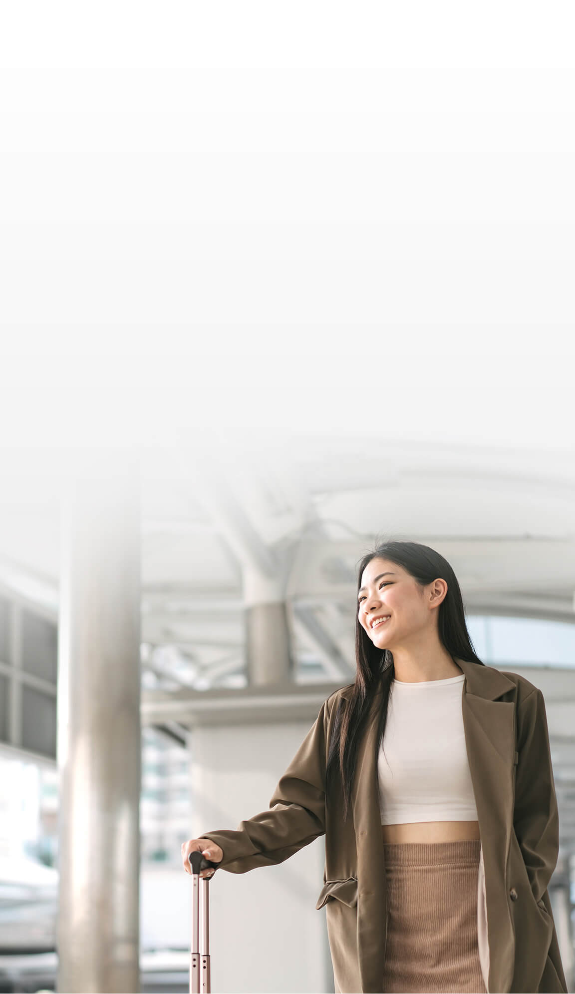 นักท่องเที่ยวสาวกำลังเช็คกรมธรรม์ประกันเดินทางที่สนามบิน