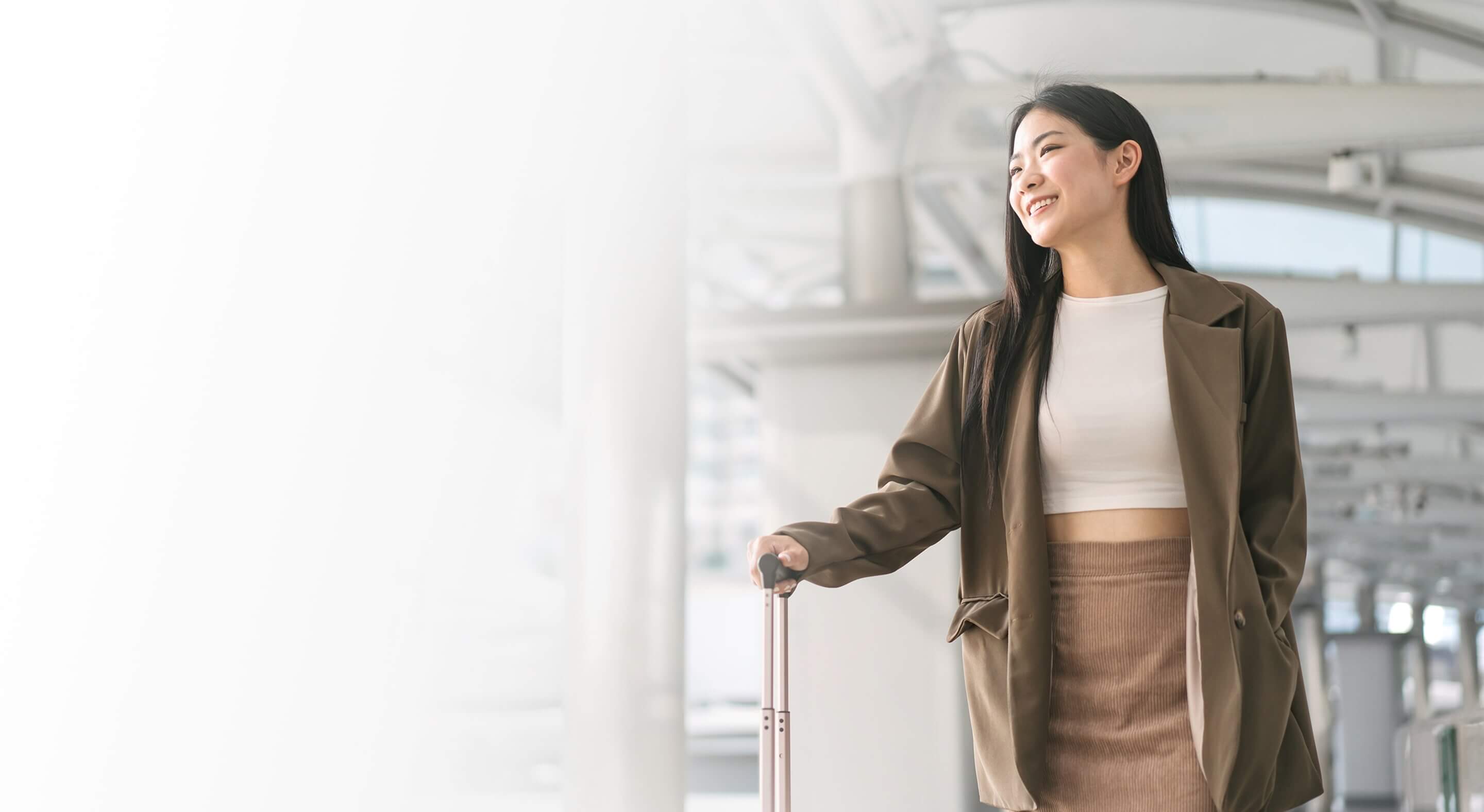 นักท่องเที่ยวสาวกำลังเช็คกรมธรรม์ประกันเดินทางที่สนามบิน